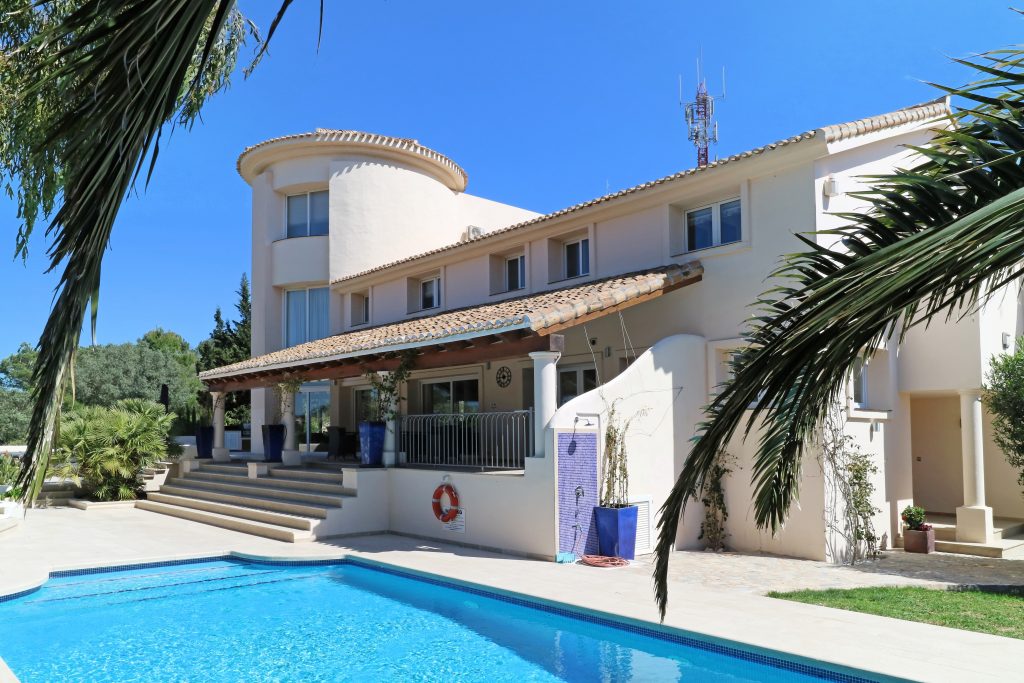 Buganvilla, a spacious modern villa